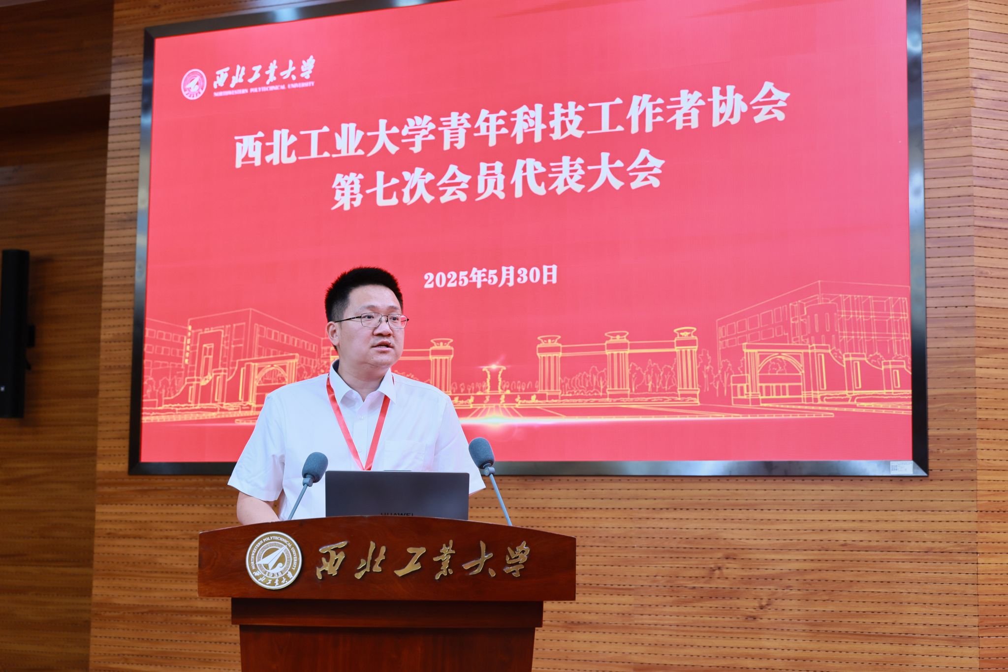 图片1:主持人程晖.JPG 图片1:主持人程晖.JPG